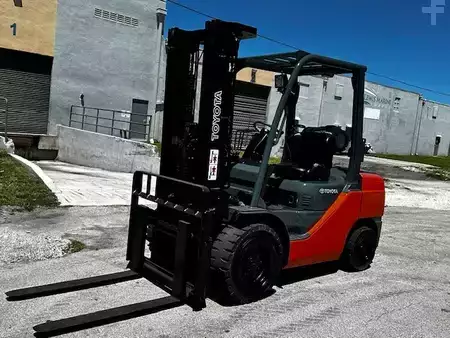 Montacargas GLP - Toyota 8FGU32 (1)
