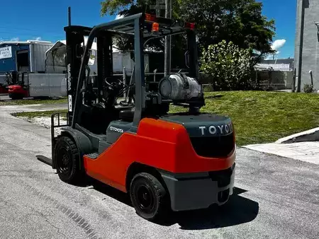 Montacargas GLP - Toyota 8FGU32 (2)