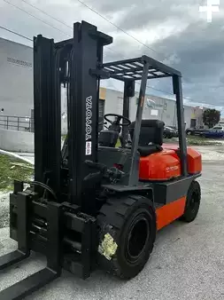 Montacargas diésel - Toyota 02-6FDU35 (1)