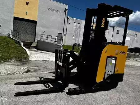 Montacargas Retráctil - Yale NR040DBN (1)