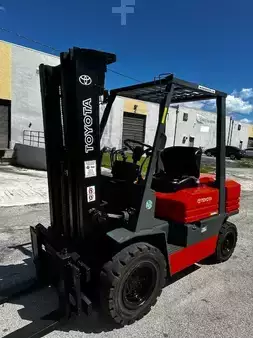 Montacargas diésel - Toyota 5FDU25 (1)