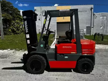 Montacargas diésel - Toyota 5FDU25 (3)