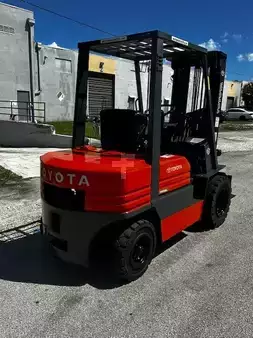 Montacargas diésel - Toyota 5FDU25 (4)