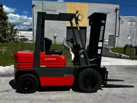 Montacargas diésel - Toyota 5FDU25 (5)