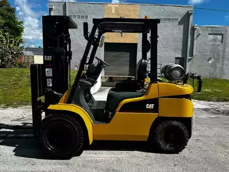 Propane Forklifts - CAT Lift Trucks FG30N (1)