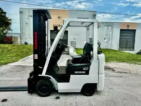 Propane Forklifts - Nissan CSF40 (3)
