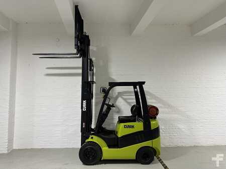 Chariots élévateurs GPL 2008  Clark CS20SL (1)