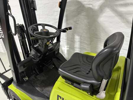 Chariots élévateurs GPL 2008  Clark CS20SL (9)