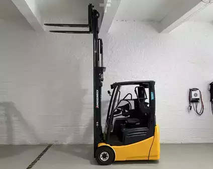 Sähkö - 3 pyör 2016  Jungheinrich EFG 215 (1)