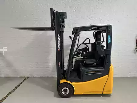 Sähkö - 3 pyör 2016  Jungheinrich EFG 215 (2)