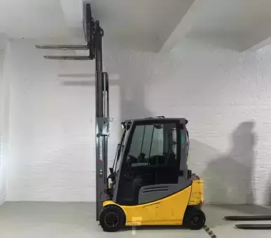 Eléctrica de 4 ruedas 2018  Jungheinrich EFG 320 (1)