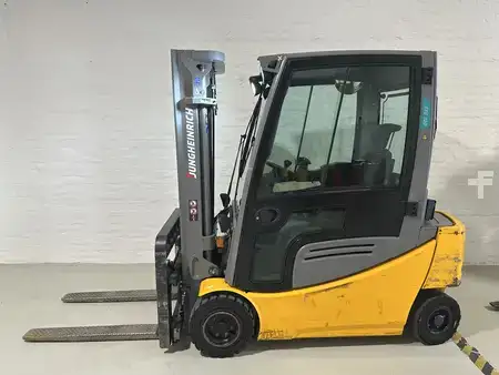 Eléctrica de 4 ruedas 2018  Jungheinrich EFG 320 (3)