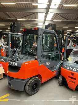 Propane Forklifts 2016  Toyota 02-8FGF30 (1)