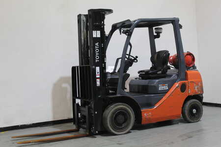 Empilhador a gás 2017  Toyota 02-8FGF25 (1)