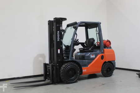 Chariots élévateurs GPL 2018  Toyota 02-8FGJF35 (1)