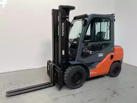 Carrelli elevatori diesel 2019  Toyota 06-8FD30F *sofort verfügbar* (1)