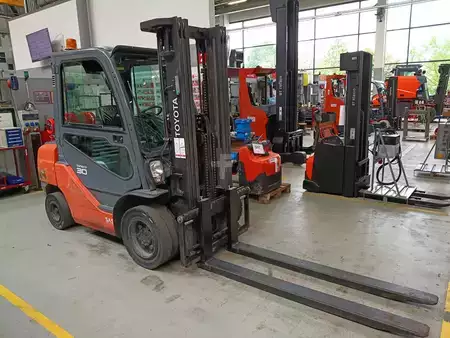 Wózki gazowe 2019  Toyota 02-8FGF30 (1)