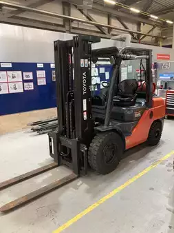 Chariots élévateurs GPL 2019  Toyota 02-8FGJF35 (1)
