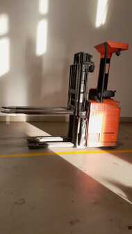 Vysokozdvižný vozík se sedadlem pro řidiče 2020  Toyota SSE135 (1)