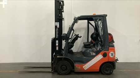 Empilhador a gás 2021  Toyota 02-8FGF18 (1)