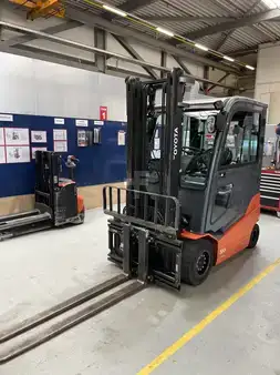 Elektryczne 4-kołowe 2021  Toyota 8FBMKT30 (1)