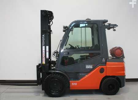 Nestekaasutrukki 2021  Toyota 06-8FGJ35F (1)