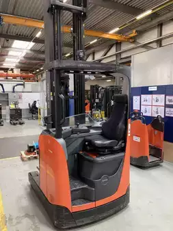 Carretilla retráctil 2022  Toyota RRE140HE (1)