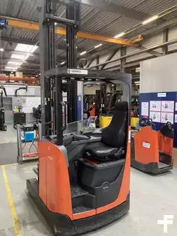 Carretilla retráctil 2022  Toyota RRE140HE (1)