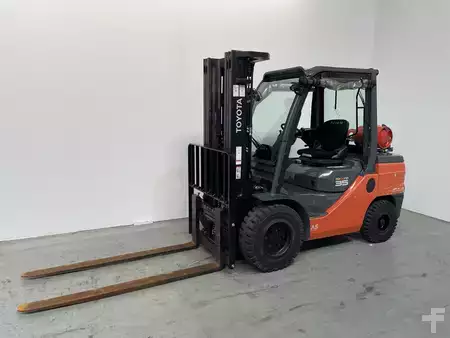 LPG VZV 2022  Toyota 02-8FGJF35 (1)