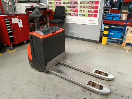 Transpallet elettrici 2022  Toyota LWE180 (1)
