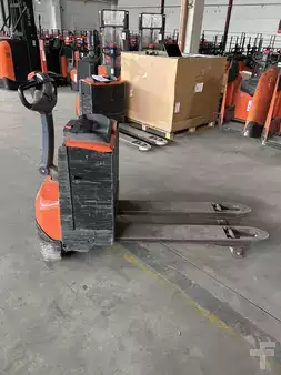 Electric Pallet Trucks 2022  Toyota LWE200 (1)