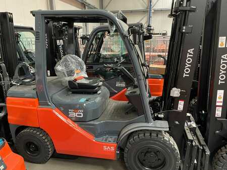 Propane Forklifts 2022  Toyota 02-8FGF30 (1) 