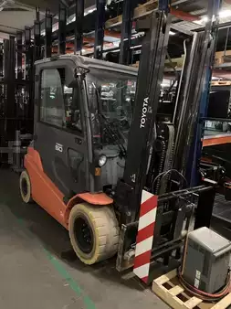 Eléctrico - 4 rodas 2023  Toyota 8FBMT50 (1)