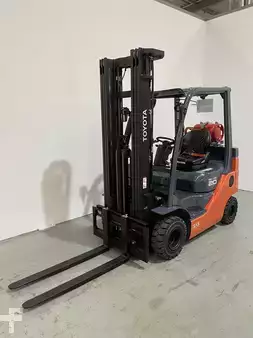 Treibgasstapler 2023  Toyota 02-8FGKF20 *sofort verfügbar* (1)