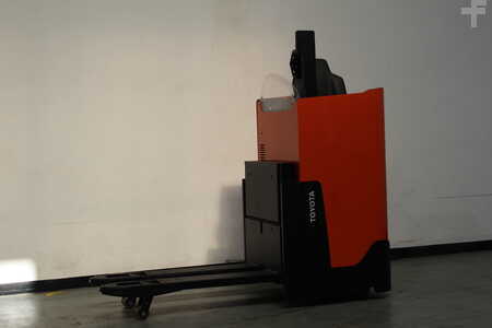 Transpaleta conductor sentado 2023  Toyota LSI200 (1)