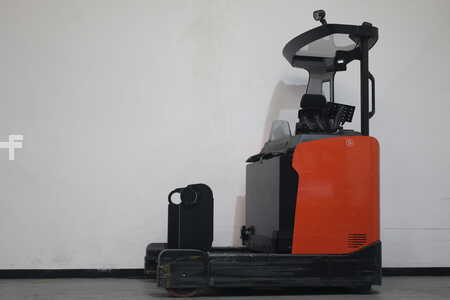 Chariots à mât rétractable 2024  Toyota RRE200H (1)