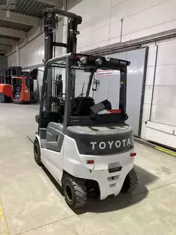 Elektryczne 4-kołowe 2024  Toyota 9FBH30T (1)