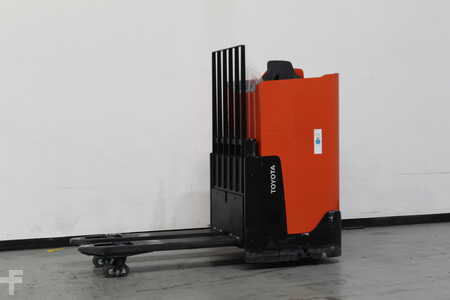 Transpaleta conductor sentado 2024  Toyota LSI200 (1)