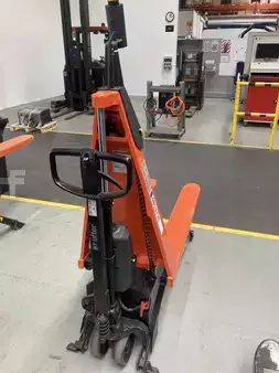 Wózek paletowy nożycowy 2025  Toyota HHL100PH (1)