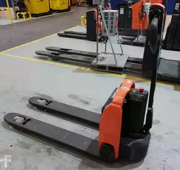 Elektromos emelőkocsik 2025  Toyota LHE130B (1)