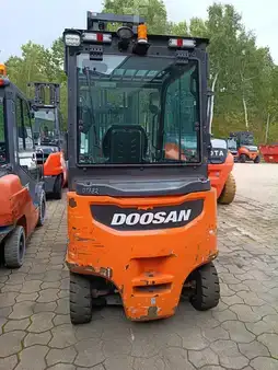 Carrelli elettrici 4 ruote 2022  Doosan B35X-7 (2)
