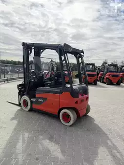 Elektryczne 4-kołowe 2021  Linde E25RL-01 (1)