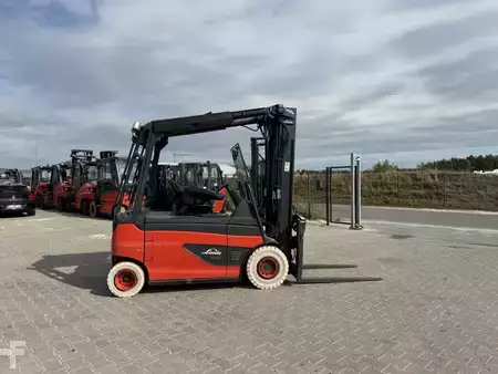 Elektryczne 4-kołowe 2021  Linde E25RL-01 (10)