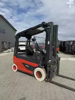 Elektryczne 4-kołowe 2021  Linde E25RL-01 (2)