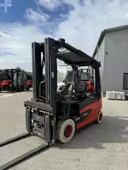 Elektryczne 4-kołowe 2021  Linde E25RL-01 (3)