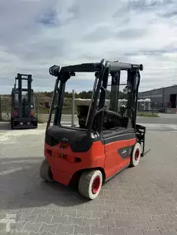Elektryczne 4-kołowe 2021  Linde E25RL-01 (5)