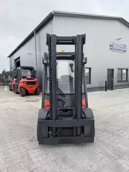 Gázüzemű targoncák 2014  Linde H30T-02 (2)