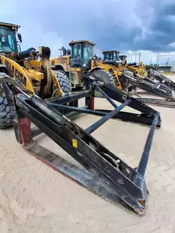Misceláneos 2017  CAT Lift Trucks 966M (9)
