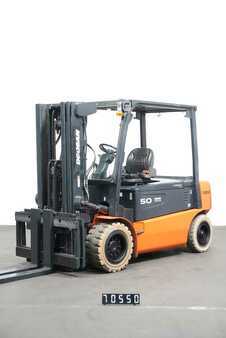 Chariots électriques à 4 roues 2015  Doosan B50X-5 (1)