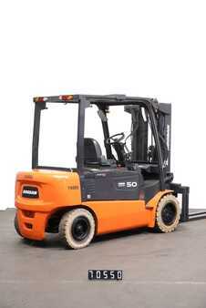 Chariots électriques à 4 roues 2015  Doosan B50X-5 (2)
